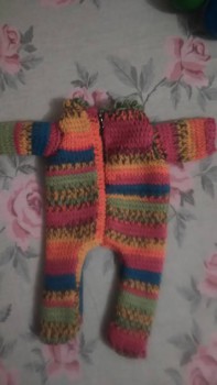 Пряжа от первой манишки, здесь совсем не смотрится, конечно, но было важно потренироваться вязать летали и научиться их собирать.