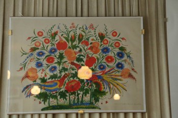 Вот такие дивные птицы написаны с селянкой с помощью кошачьего волоса ( прошу простить за качество фото - свет так падал - не удавалось снять все без бликов. Ниже будет фото с фрагментом)