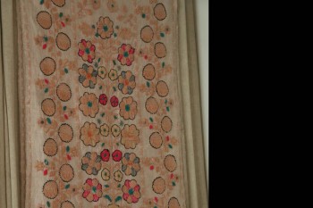 Рушники: лен, двусторонняя гладь (300 штук - вот это труженницы). Я упросила заглянуть на изнанку (проыессиональный интерес вышивальщицы)) - она такая же как лицо!