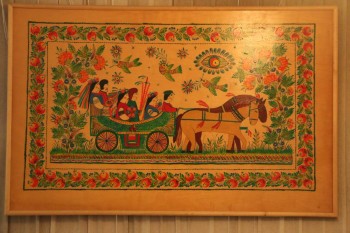 Свадьба. В руках у молодых дидухи - "жерди" из теста, украшенные лентами. У невесты - красные ( символ невинности и красоты), у жениха - белые ( не украшенные - мужчина и так хорош)). Гости одаривали подарками,, а молодые гостей шишками, пирогами и дидухами. На небе Божье око и птицы, впереди и позади деревья жизни из цветов