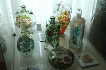 Бутыли были выдуты специально по эскизам художника из Петрикивки во Львове. Там же и обоженные после росписи