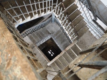 высоту колокольни не знаю, но по ощущениям, метров 40 =)) <br />Примерно, как в Троице Сергиевой лавре