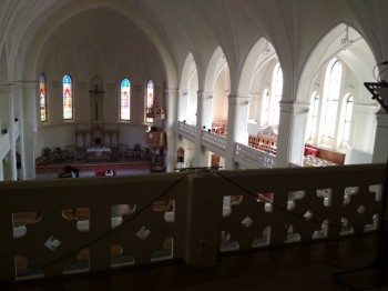 А это - вид в зал с балкона, на котором стоит орган.