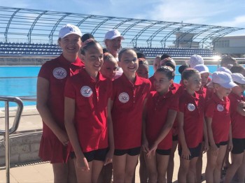 Арина в первом ряду, первая слева