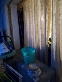 На место ведра установится столешница,уже готова, ждёт,когда высохнет раствор)))