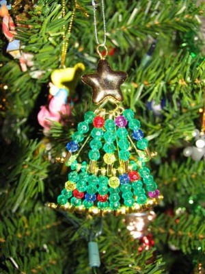 Ёлочки  - biser_info_5935_jelochka-na-jelku-iz-anglijskih-bulavok_070430_preview.jpg