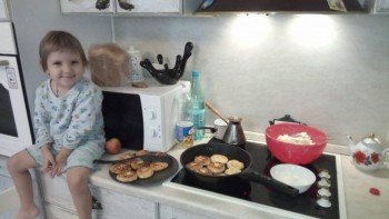 Наше утро, после проводов девочек в школы, началось так!