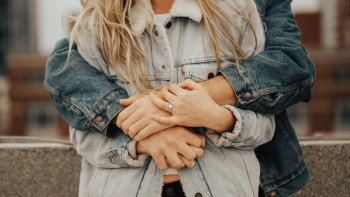 Аватарки. Наши интернет-лица-2 - couple_hugs_hands_love_119017_1920x1080.jpg