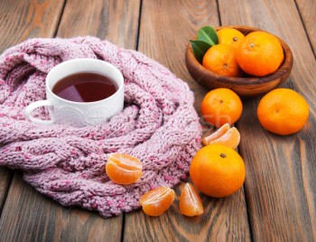 Доброго утра Хорошего дня Спокойной ночи  - 6611387_stock-photo-cup-of-tea-with-scarf-and-tangerines.jpg