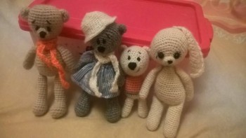 С зайцем особая любовь,думаю по нему видно ,что он в любимчиках(ухо уже потеряно)))