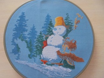 Началу метлу у снеговика.