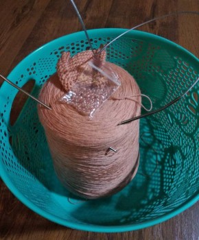 Пряжа на шаль. Меринос 100%  800 м/100 г в одну нить спицами 2.75. Бисер в тон для ввязывания в шаль.