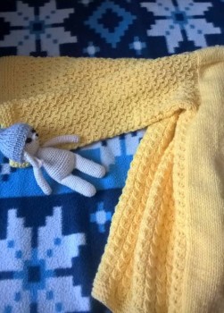 Закончен рукав.<br />Осталось самое сложное для меня-придумать что-то с горловиной.Либо воротничок,либо капюшон...<br />Ну и оформление самой кофты.<br />Это все в планах.