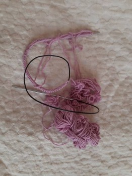 Набраны петли на шапку дочке