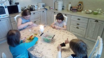 Варя вышивает бисером, Дуня и Архип пришивают пуговки, Стеша пазлы собирает, все слушают  жития святых