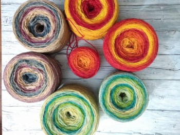 Вечер цвето и ароматерапии ( кто знаком с этой пряжей, тот знает о чем я))))