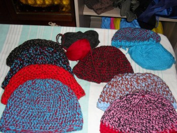 слева готовые. Пока идёт яркая пряжа, её мало, скоро будут чёрно-серо-коричневые.