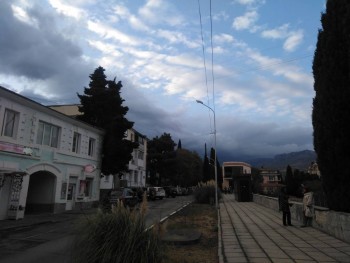 Это фото сегодняшнего заката в Алуште.Пасмурно,прохладно и великолепно красиво!Снято по пути в книжный магазин.)