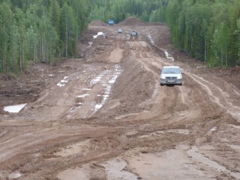 Именно так иногда выглядит дорога из Онеги. Именно по ней предстоит добираться беременным онежанкам в центр области