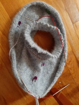 Это уже распущен подгиб, горловина была двойная