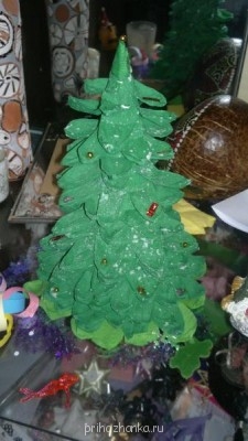 Сверху сбрызнули искуственным снегом и приклеили на ПВА пайеток, бусин, бисера.