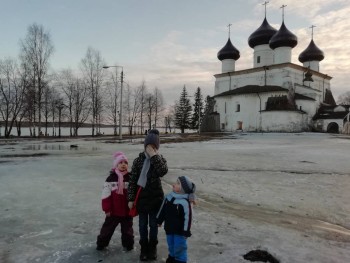 Поправляла волосы на лбу))