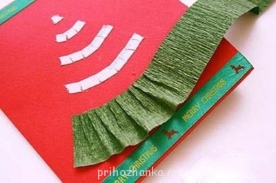 Делаете открытку из плотного картона. Затем примерно прикидываете, где будет располагаться елочка и приклеиваете рядами двусторонний скотч или промазываете клеем. Берете жатую бумагу, вырезаете полоски одинаковой толщины и приклеиваете чуть насбаривая.