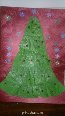 Это наш вариант. Полностью сделан ребенком) На елочку и воркуг приклеиваете разные бусины, сбрысгиваете искусственным снегом, приклеиваете вату - фантазии нет предела! Это действительно очень просто и очень красиво!