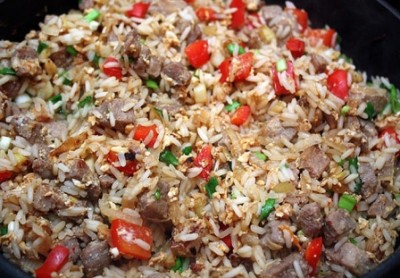 Этап 4.<br />Теперь добавляем в рис соевый соус, чили, лимонный сок и мелко нарезанный зеленый лук. Даем блюду хорошо прогреться и подаем.