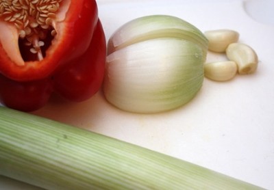 Этап 1.<br />Овощи нужно очистить и нарезать небольшими кусочками. Одновременно варим в кипящей подсоленной воде рис до готовности. Лучше всего блюдо получается с длиннозерным пропаренным рисом — он не слипается и не сильно разваривается.