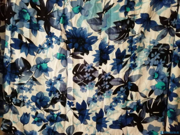 Все же мнется, но на чёрном не так заметно))))