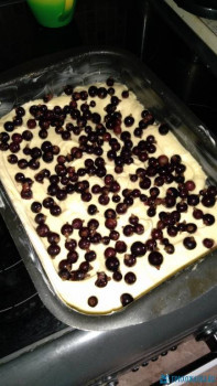 Пирог, правда успела запечатлеть только в полуготовом виде)))