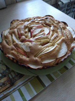 Амелия яблоки раскладывала.))