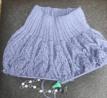 Выглядит ещё корявенько, вто исправит по завершении вязания