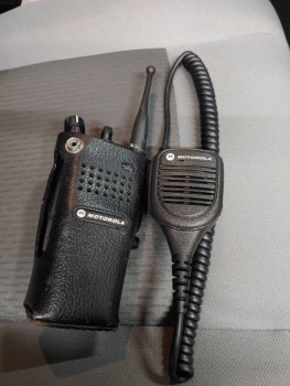 Личная рация которая должна быть при тебе всегда во время вызова что бы была связь с диспетчером.