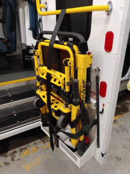 Наш ненавистный стул. Не во все помещения помещаются носилки и тогда мы используем специальный стул.