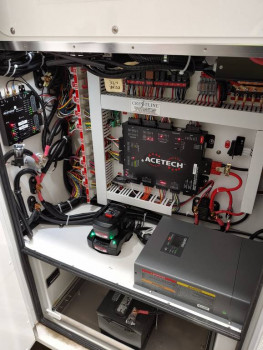 Электронный отдел и дополнительная батарея для носилок.