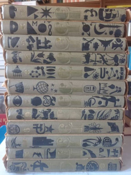 Детская энциклопедия жёлтая 1964 год, 2 издание. Может у кого такая была. Вроде, первое издание лучше или они одинаковые почти, но третье точно хуже.