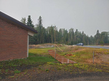 Важные здания поливают водой. Это госпиталь.