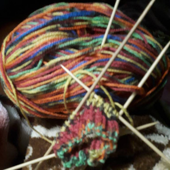 начала ребенку носки вязать,наконец руки до детки дошли.