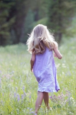 Аватарки. Наши интернет-лица - blonde-girl-walking-in-a-field-of-flowers.jpg