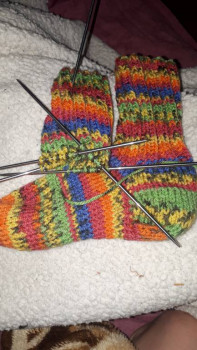 осваиваю спицы. Изготовлены носки мужу и себе,а это детке,вот такие она выбрала нитки. Надеюсь к выходным вручить пару.