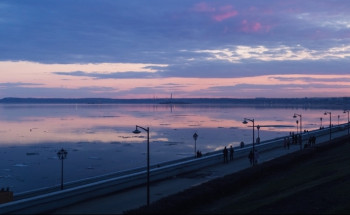 Тихая апрельская Волга.