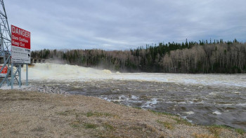 Дамба полностью открыта