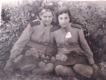 Герои Великой Отечественной войны. - Мама с подругой однополчанкой на фронте, 1944 год.jpg