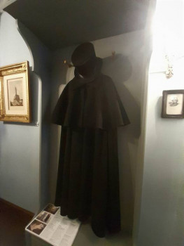 Плащ и цилиндр Гоголя