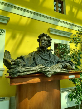 Памятник Пушкину внутри музея