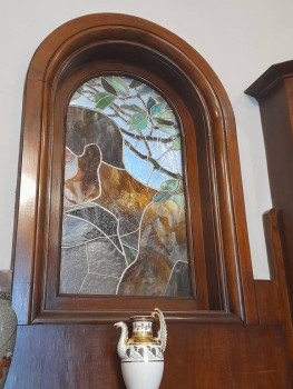 Витражное окошко внутри кабинета