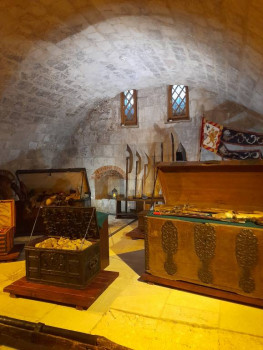 Сундуки с мехами,  оружием