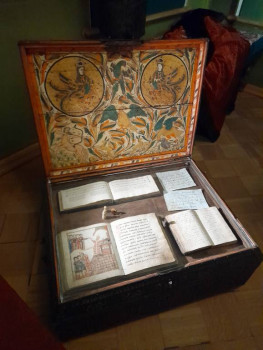 Книги в сундуках